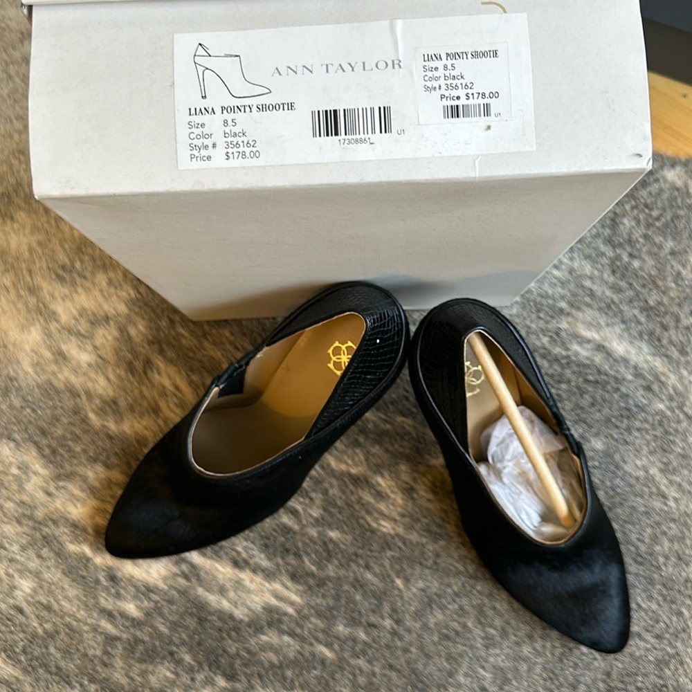 Ann Taylor Liana Pointy Shootie